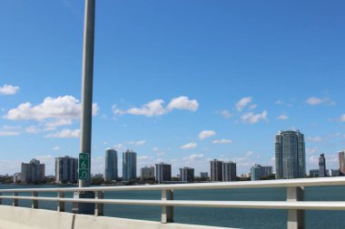 Köprüden Miami 'nin geniş açılı görüntüsü.