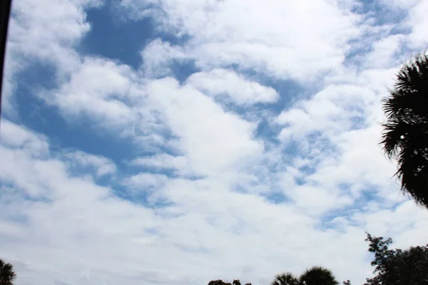 青い空の白い雲 — ストック写真