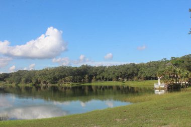Gölün geniş açısında bulutlu manzara yansıması