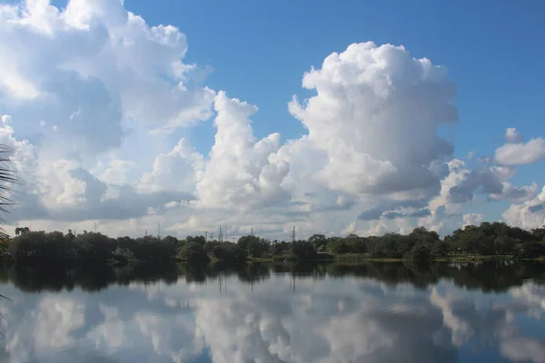 Gölün Geniş Açısında Bulutlu Manzara Yansıması — Stok fotoğraf
