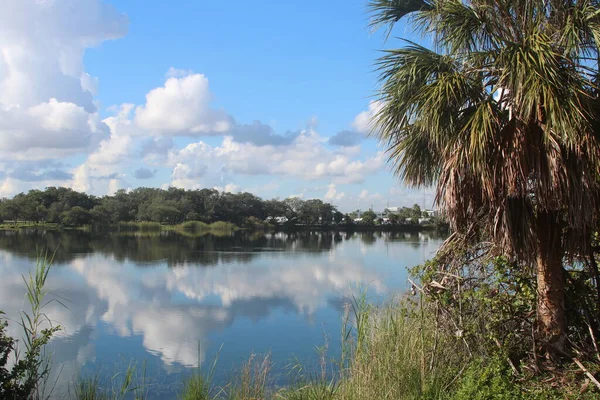 Reflexion Der Wolkenlandschaft Weitwinkel Des Sees — Stockfoto