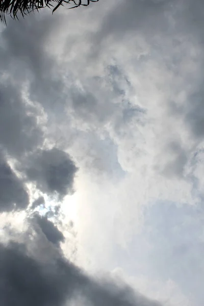 嵐の後に雲からピークを迎える太陽の肖像画 — ストック写真