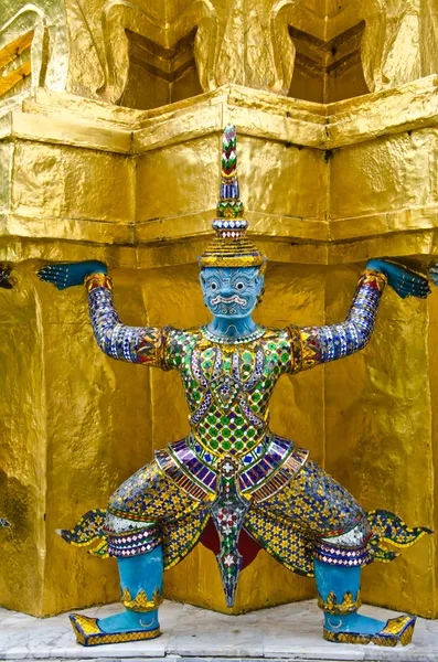 Guardians Surrounding Temple, Golden Pagoda at Wat Phra Kaew — Stock Photo, Image