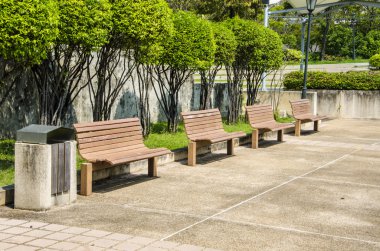 Parktaki ahşap banklar
