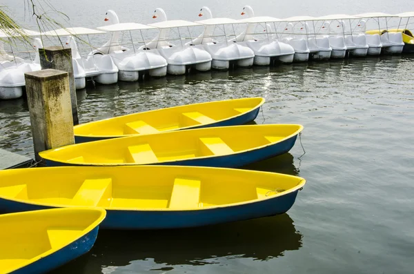 Sarı kürek teknesi — Stok fotoğraf