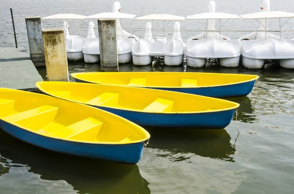 Barca cu canotaj galben — Fotografie, imagine de stoc