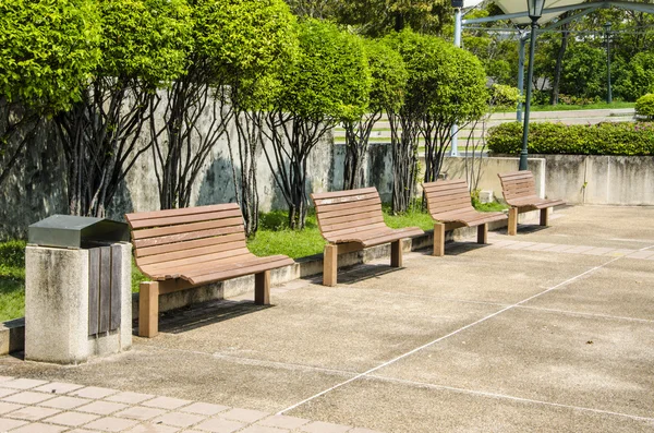 Wooden benches in the park — Stock Photo, Image