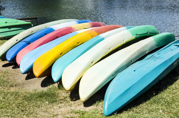 Coloridos kayaks —  Fotos de Stock