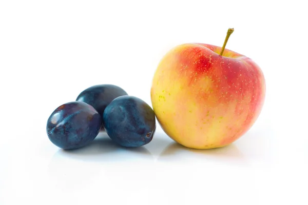 Äpfel und Pflaumen — Stockfoto