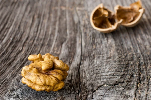 Орехи и дерево — стоковое фото