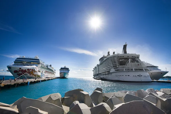 Cruise Ships in Port — Stock Photo, Image