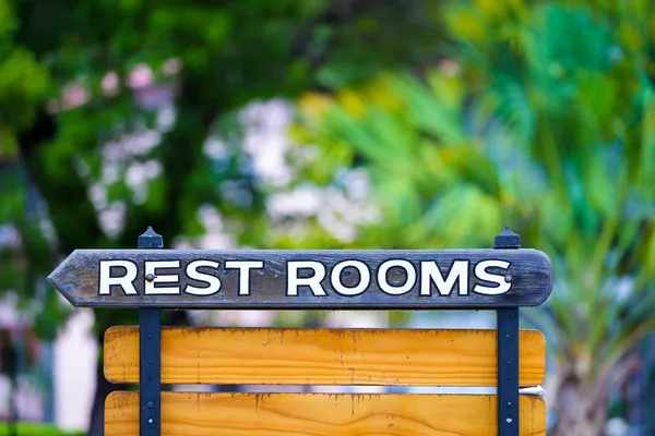 Restroom Sign Outdoors — Stock Photo, Image