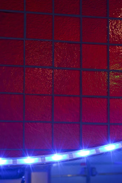 Rode muur en blauw licht — Stockfoto