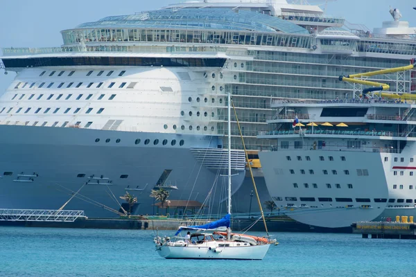 Cruise ship and yacht — Stock Photo, Image