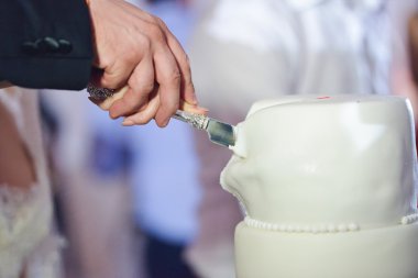 Düğün pastasını kesiyorum.