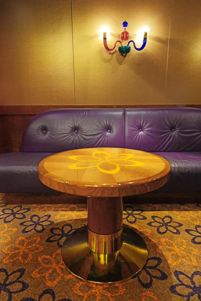 Interno con tavolo e lampada — Foto Stock