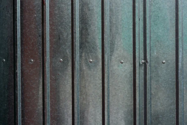Parlayan ridged metal çit — Stok fotoğraf