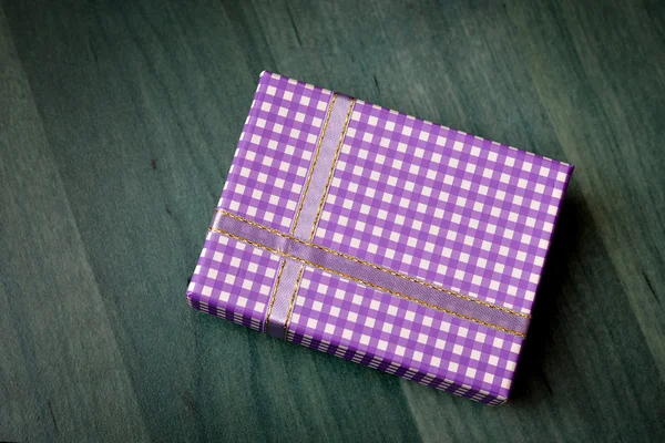Caixa de presente roxo — Fotografia de Stock