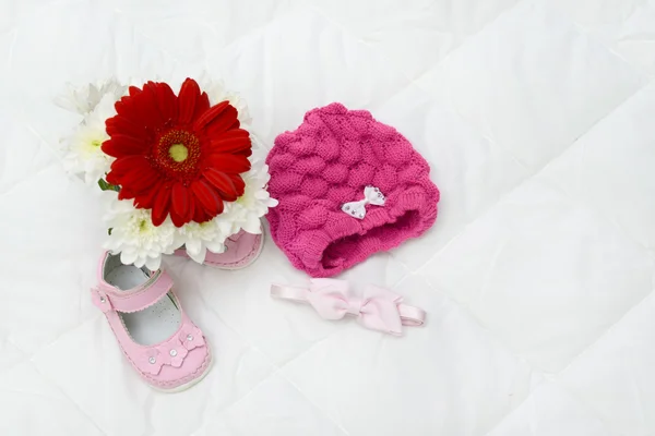 Gerbera and pink baby shoes — Stock Photo, Image