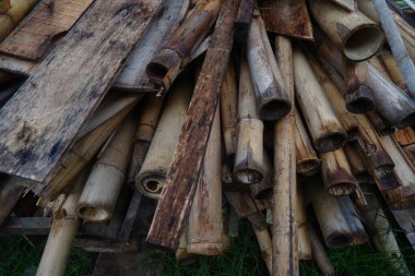Fotoğraf: Ahşap, Bambu, Ahır, Döşeme Çatı, Kum gibi, Bitmemiş Yapı ve Kalan Malzemeler. Her şey Otlaklar 'a yerleştirildi.