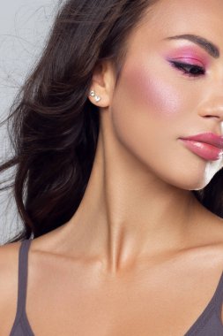 Dudaklarında pembe ruj ve siyah göz kalemi olan seksi bir kadının yüzünün yarısı. Klasik makyaj ve düz uzun saç. Akşam makyajı, kozmetik, kaplıca, kozmetik, gençleştirme.