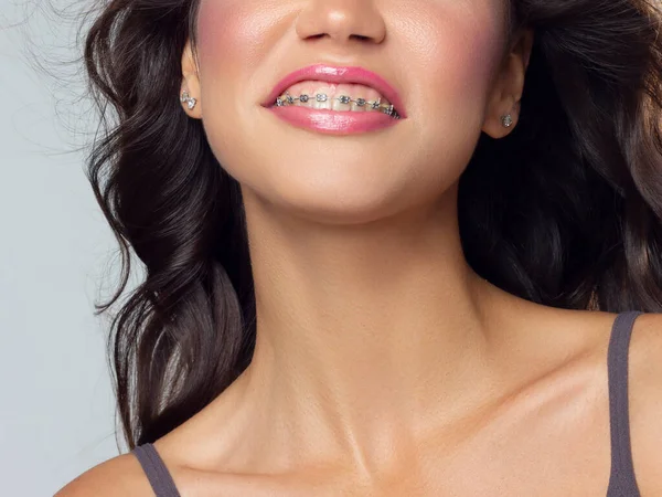 Moda Pembesi Makyajlı Kadın Dudaklarının Yakın Çekimi Mükemmel Makyajlı Diş — Stok fotoğraf