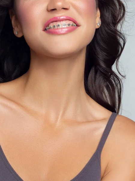 Närbild Kvinnors Läppar Med Moderosa Make Vackra Kvinnliga Fylliga Läppar — Stockfoto