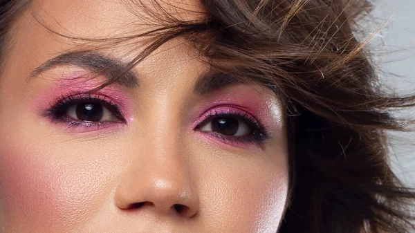 Bela Macro Olhos Castanhos Expressivos Com Sombras Fumegantes Rosa Moda — Fotografia de Stock