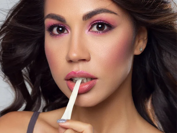 Hermoso Retrato Cerca Una Chica Con Pelo Largo Rizado Maquillaje —  Fotos de Stock