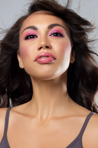 美しいブルネットモデルの女性は茶色の目と完璧な化粧で直面しています ピンクの唇を持つ美しさの若いブルネットの女の子の肖像画 肌の透明感のある女性の顔をクローズアップ スキンケア — ストック写真