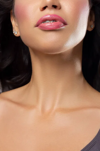 화장을 여성들의 입술을 클로즈업 사진입니다 메이크업 교정기를 아름다운 여성의 입술이다 — 스톡 사진