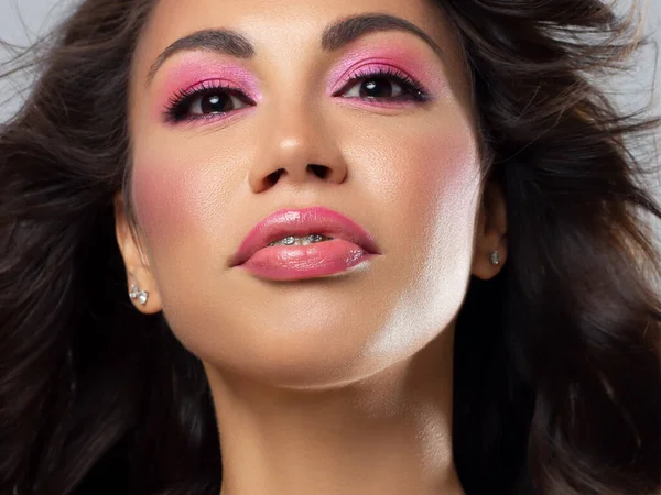 Primer Plano Los Labios Mujer Con Maquillaje Rosa Brillante Moda —  Fotos de Stock