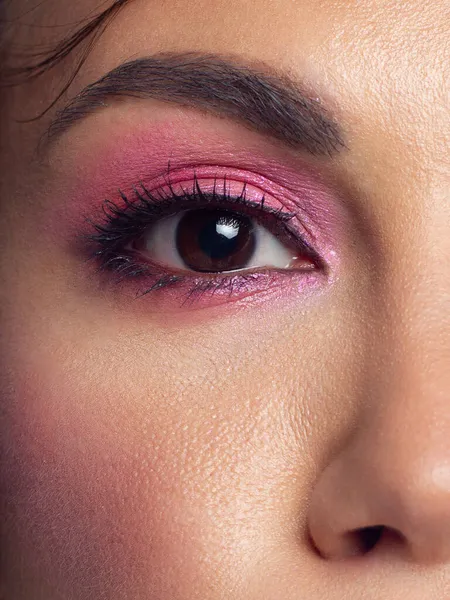 Bela Macro Olhos Castanhos Expressivos Com Sombras Fumegantes Rosa Moda — Fotografia de Stock