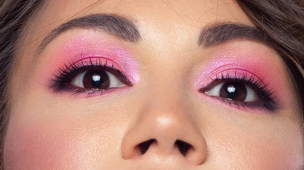 Bela Macro Olhos Castanhos Expressivos Com Sombras Fumegantes Rosa Moda — Fotografia de Stock