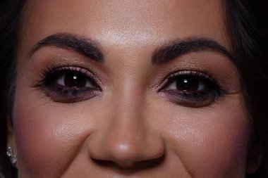 Modaya uygun pembe dumanlı gölgeleri ve son derece uzun kirpikleri olan güzel kahverengi gözlü makro. Kozmetik, kaş düzeltme, kirpik uzatma, makyaj, kozmetik, görme, kontak lens.
