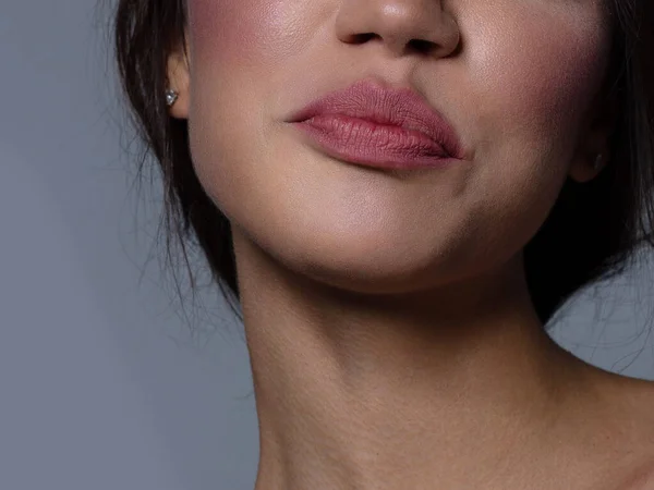 クローズアップ完璧なリップメイク美しい女性の口 セクシーなフル唇をプランプします マクロ写真の顔の詳細 完璧なきれいな肌 新鮮なリップメイク 甘いピンクの口紅 マゼンタ色 バレンタインの日のスタイル — ストック写真