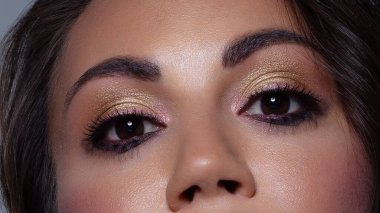 Modaya uygun pembe dumanlı gölgeleri ve son derece uzun kirpikleri olan güzel kahverengi gözlü makro. Kozmetik, kaş düzeltme, kirpik uzatma, makyaj, kozmetik, görme, kontak lens.