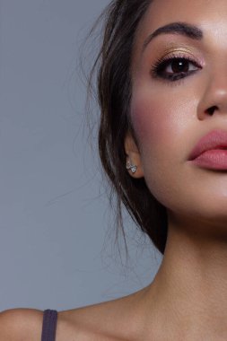 Yüzünde uzun düz saçları ve parlak akşam makyajı olan yarı çıplak güzellik kızı. Spa salonunda ya da kozmetolojide cilt bakımı doğal kozmetik ürünleri.