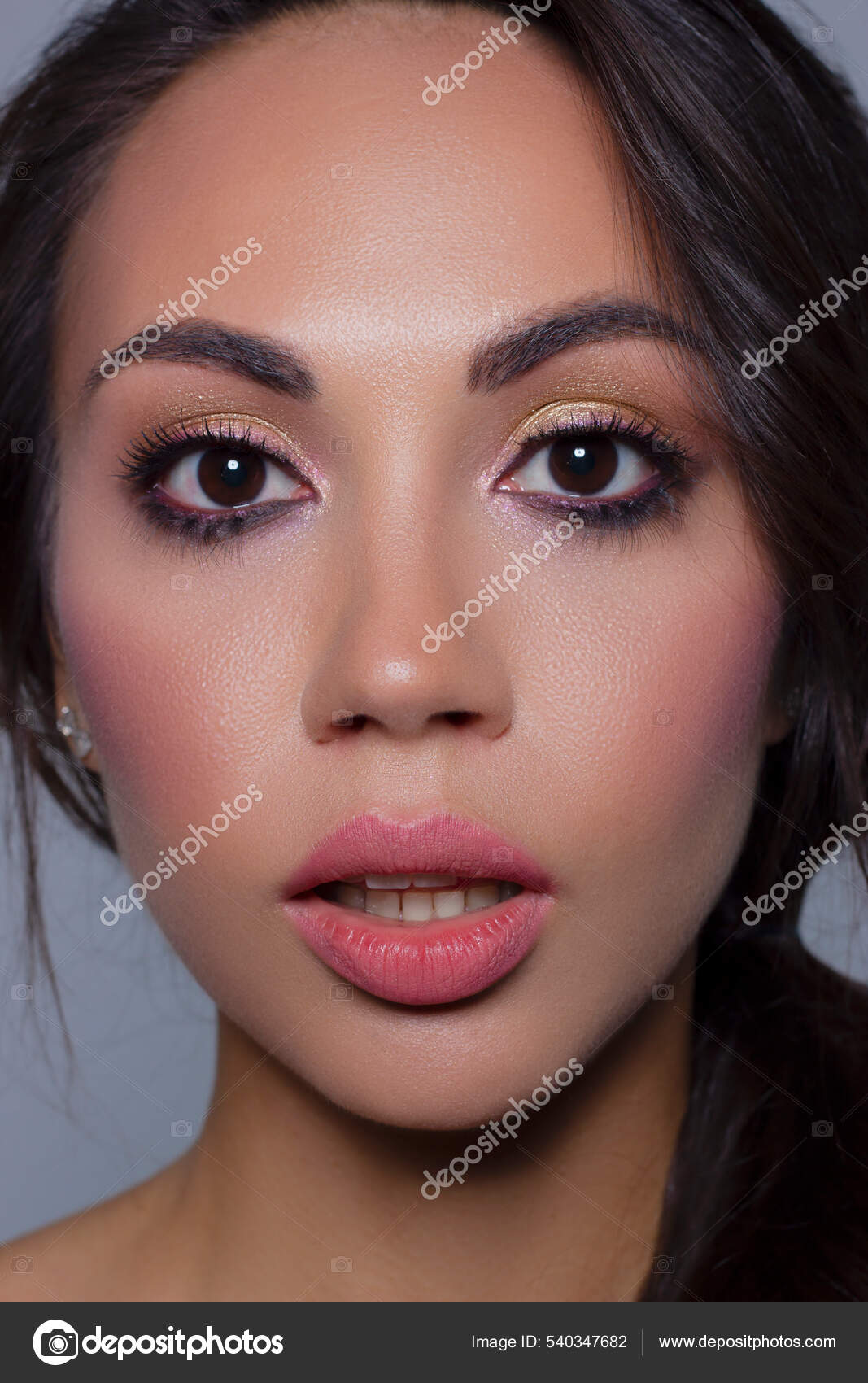 Fechar Uma Cara Bonita Enquanto Aplica Maquiagem Imagem de Stock