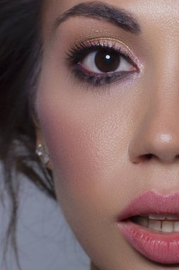 Yüzünde uzun düz saçları ve parlak akşam makyajı olan yarı çıplak güzellik kızı. Spa salonunda ya da kozmetolojide cilt bakımı doğal kozmetik ürünleri.