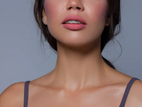 Close Lábios Femininos Sexy Com Língua Pele Limpa Contorno Lábio — Fotografia de Stock