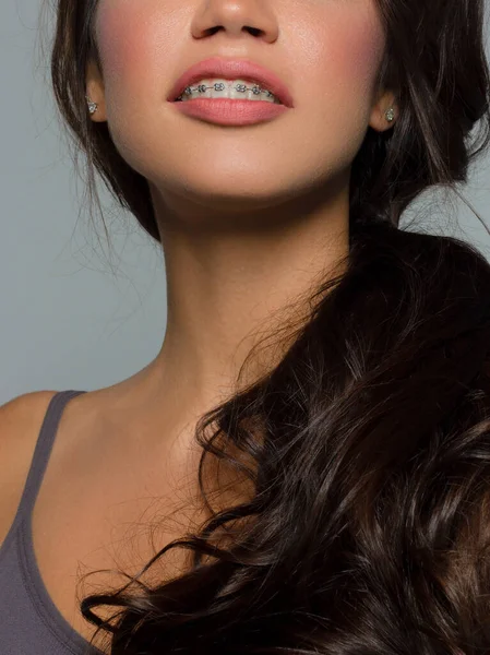 Närbild Kvinnors Läppar Med Moderosa Make Vackra Kvinnliga Fylliga Läppar — Stockfoto