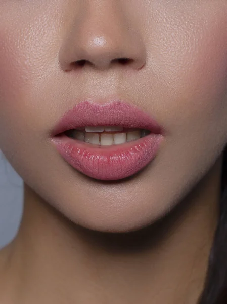 Cosméticos Maquillaje Tendencias Brillo Labial Brillante Lápiz Labial Los Labios — Foto de Stock