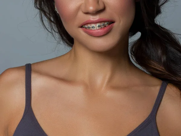 Zbliżenie Usta Kobiety Fashion Różowy Makijaż Piękne Kobiety Pełne Usta — Zdjęcie stockowe