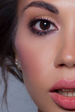 Yüzünde uzun düz saçları ve parlak akşam makyajı olan yarı çıplak güzellik kızı. Spa salonunda ya da kozmetolojide cilt bakımı doğal kozmetik ürünleri.