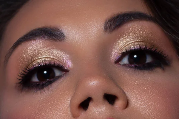 Elegancia Primer Plano Ojo Femenino Con Sombra Ojos Color Rosa — Foto de Stock