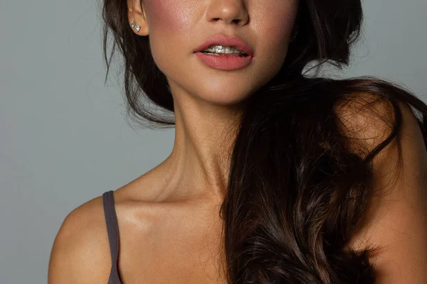 Primer Plano Los Labios Mujer Con Maquillaje Rosa Moda Hermosos —  Fotos de Stock