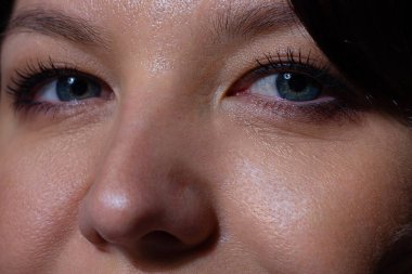 Son derece uzun kirpikli, güzel bir kadının makro görüntüsü. Seksi görünüm, şehvetli görünüm. Uzun kirpikli bir kadın gözü.