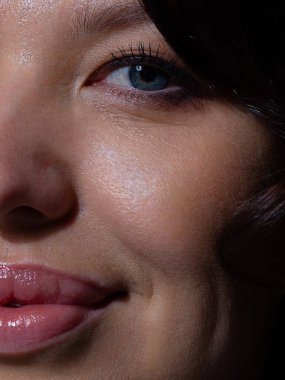 Siyah makyajlı ve uzun kalçalı yüksek moda güzellik mankeni kız. Kara Dudak. Koyu renk ruj ve beyaz deri. Vogue Biçimli Portresi beyaz arkaplanda izole