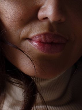 Kozmetik, makyaj ve trendler. Parlak dudak parlatıcısı ve ruj. Doğal dudak makyajlı güzel bir kadın ağzı. Kadın yüzünün güzel bir parçası. Doğal ışıkta kusursuz temiz bir ten.